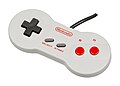 Il gamepad del NES 2, con la tipica forma ad "osso da cane" che anticiperà la linea del gamepad del Super Nintendo (SNES).Questo gamepad si può usare anche nel NES originale.