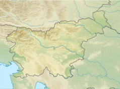 Mapa konturowa Słowenii, po lewej nieco u góry znajduje się punkt z opisem „Koča na Golici”