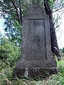 Viertelmeilenstein Nr. 17 mit auf dem Kopf stehendem Posthorn im Harthewald bei Liebenau (Nachbildung)