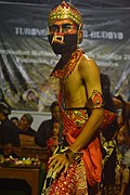 Buta cakil dalam pertunjukan wayang wong.