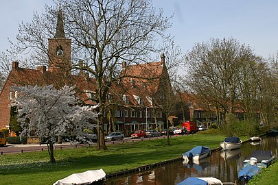 Deel van Krophollers huizenrij aan de Lorentzkade, met de kerktoren en de pastorie, 2010