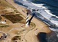 Vista aèria del far el 1999, abans de la seva mudança; la costa de l'oceà es troba a escassos 60m. de distància.