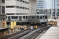 Chicago "L" Green Line vonat Chicago belvárosában.