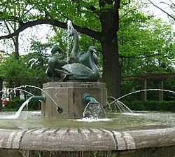 Schwanenbrunnen in Zwickau mit Bronzeschwänen