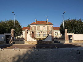 The town hall and school in Béon