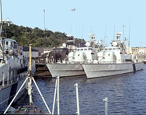 Tidig morgon för 5. patrullbåtsdivisionens Huginklass patrullbåtar som ligger förtöjda vid Örlb V Nya Varvet i Göteborg sommaren 1982.