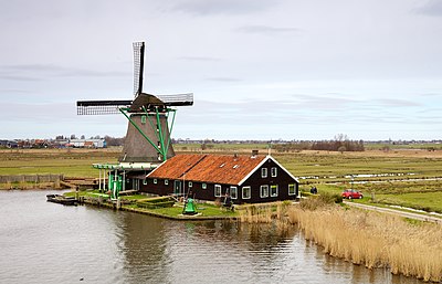 Kincir angin De Zoeker di Zaanse Schans, Belanda Utara, Belanda. Kincir ini digunakan untuk menghasilkan minyak.