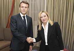 Poignée de main entre Giorgia Meloni et Emmanuel Macron à l'occasion d'une rencontre internationale, 23 octobre 2022.