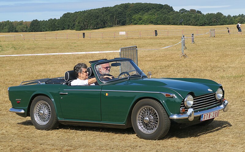 File:Triumph TR5 arriving Schaffen-Diest 2018.jpg