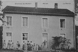 1897 l'école mixte au rez-de-chaussée et la mairie au premier étage.