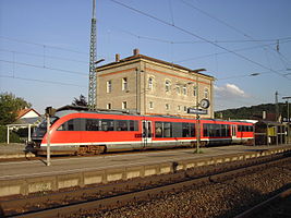 Triebwagen der Baureihe 642 vor dem Empfangsgebäude (2005)