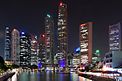 Die Skyline von Singapur und das Boat Quay, rechts