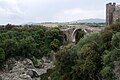 Der Fiora bei Vulci mit der Ponte dell’Abbadia und dem Castello