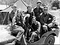 zleva: Larry Linville (Franklin Marion „Frank“ Burns), Loretta Switová (Margaret Houlihanová), Wayne Rogers (Trapper John McIntyre), Alan Alda (Hawkeye Pierce), Gary Burghoff (Walter Eugene „Radar“ O’Reilly) a McLean Stevenson (Henry Blake)