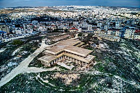 שלד המבנה של ארמון המלך חוסיין על תל אל פול המוקף בבתי בית חנינא