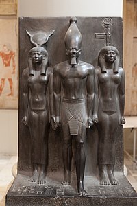 Mykérinos encadré par la déesse Hathor à sa droite et du nome d'Abydos à sa gauche