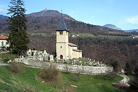 Église de Proveysieux, en fond l'aiguille de Quaix