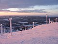 English: The Ruka fell, one of the skiing centers is 800 kms to North Suomi: Rukatunturin hiihtokeskus, 800 km pohjoiseen