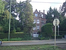 Façade d'une villa en briques.