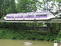 Einschienbahn über einem See