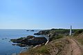 Le GR 34, les falaises et un amer à l'est des Rospects près du Vaéré 3.