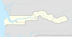 Mapa konturowa Gambii, blisko lewej krawiędzi znajduje się punkt z opisem „Serrekunda East Park”