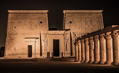 Templo de Ísis, que ainda se encontra bem preservado, de Philae (Egito), com um pilão (um monumental portão de um templo egípcio)