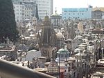 Vista del cimitero circondato da edifici residenziali