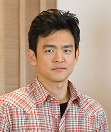 John Cho interprète Jeff Coatsworth.