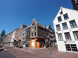 Het eind van de Hazenstraat met monumentale hoekpanden Elandsgracht 78 en 76