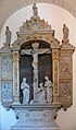 Frühbarocker Kreuzaltar mit Maria, Johannes und Maria Magdalena zu Füßen des Kreuzes (Basilika St. Vitus, Ellwangen).