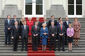 Bordesscène van de ministers van het kabinet-Balkenende IV met in het midden koningin Beatrix bij Huis ten Bosch op 22 februari 2007