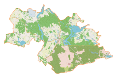 Mapa konturowa gminy Orzysz, w centrum znajduje się punkt z opisem „Parafia Matki Bożej Szkaplerznej”