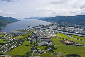 Luftbild von Orkanger mit dem Hafen