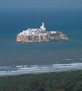 Peñón de Alhucemas, l'île principale de l'archipel vue depuis la côte marocaine