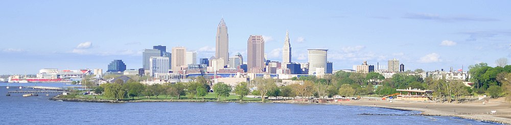 Skyline de Cleveland dende'l Llagu Erie, con Key Tower, 200 Public Square y Terminal Tower nel centru.