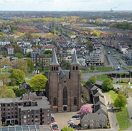 Zicht op de Sint-Walburgiskerk vanaf de toren van de nabijgelegen Sint-Eusebiuskerk