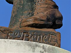 Détail de la signature du sculpteur « Eug Bénet » sur l'exemplaire de Civray (Vienne).