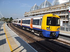 Een Class 378 Capitalstar[1] op weg naar Clapham Junction, op het station Imperial Wharf.