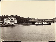 «Skibladner» ved Dampskibsbryggen, Eidsvolli 1880-åra. Eidsvold Hotell til venstre. Foto: Axel Lindahl/Nasjonalbibliotekets bildesamling