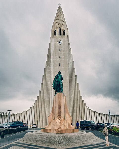 File:Leifur Eiríksson and Hallgrímskirkja (14527191932).jpg