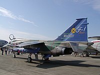 左舷後方からの写真。垂直尾翼に「F-1 Final」の文字が読める