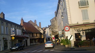 Vieille maison à colombages dans une rue du centre.