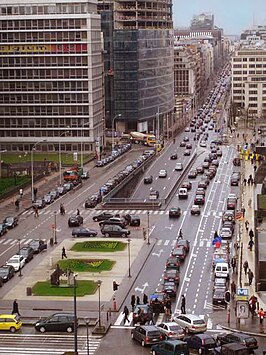 De Wetstraat op zijn breedst, nabij het Schumanplein, gezien in westelijke richting (foto uit 2006)