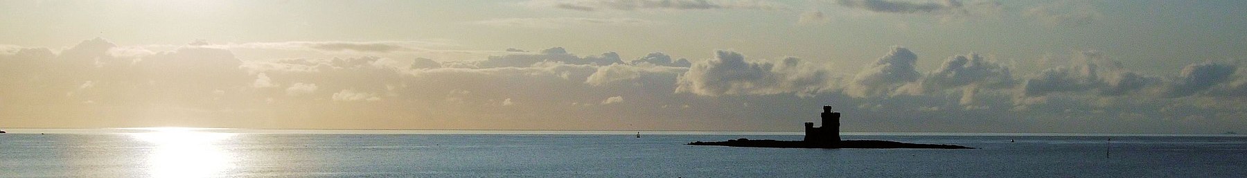 De zon komt op boven Douglas Bay op het eiland Man.