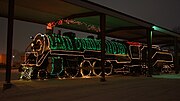 51. KW Die No. 2523 der Great Northern Railway war die letzte der 28 Lokomotiven, die die Baldwin Locomotive Works für die Great Northern Railway baute. Sie steht im Kandiyohi County Museum, Willmar, Minnesota mit Weihnachtsschmuck im Dezember 2019.