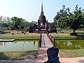 Wihan principal et Chedi principal de Wat Sa Si vu de l'est depuis l'îlot isolé de l'ubosoth