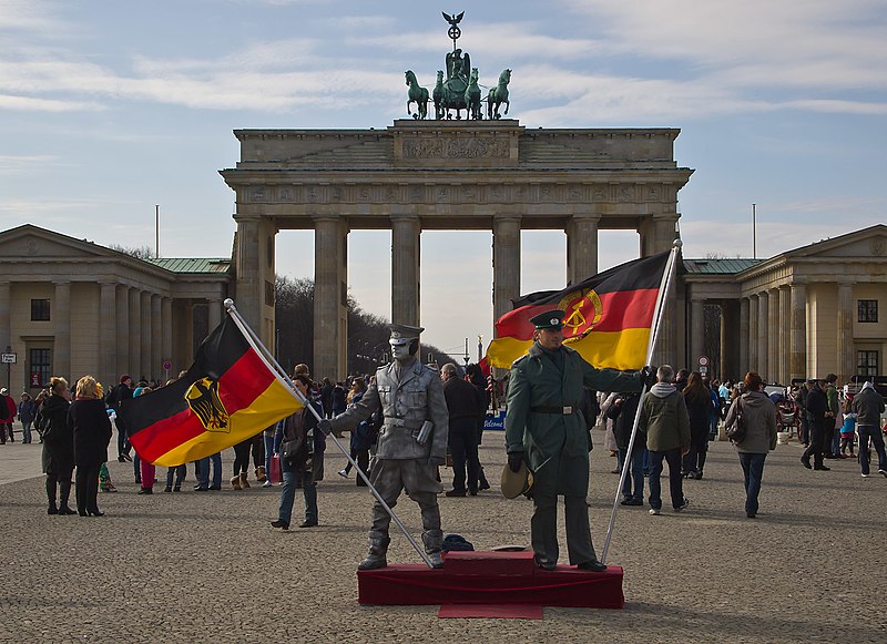 File:Berlin Brandenburger Tor Artist.jpg