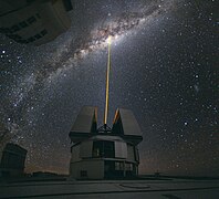 最優秀賞 : In mid-August 2010 ESO Photo Ambassador Yuri Beletsky snapped this amazing photo at ESO’s Paranal Observatory. A group of astronomers were observing the centre of the Milky Way using the laser guide star facility at Yepun, one of the four Unit Telescopes of the Very Large Telescope (VLT). (POTD) – Credit: Yuri Beletsky (ESO). (ESO - CC-BY-SA-3.0)