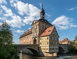 Das Alte Rathaus wurde in die Regnitz gebaut